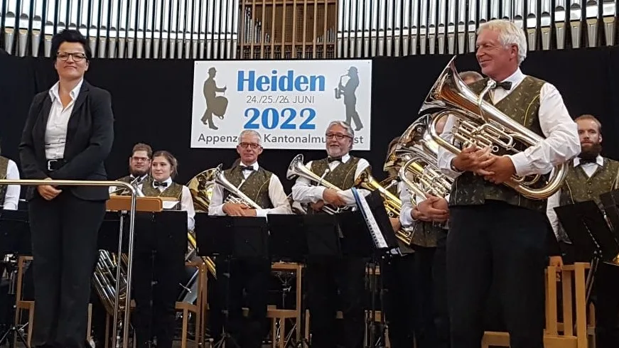 Fredy Jost (vorne rechts) mit seinem Lieblingsinstrument, dem Euphonium. Man sieht einen Euphoniumspieler mit seiner Brassband.